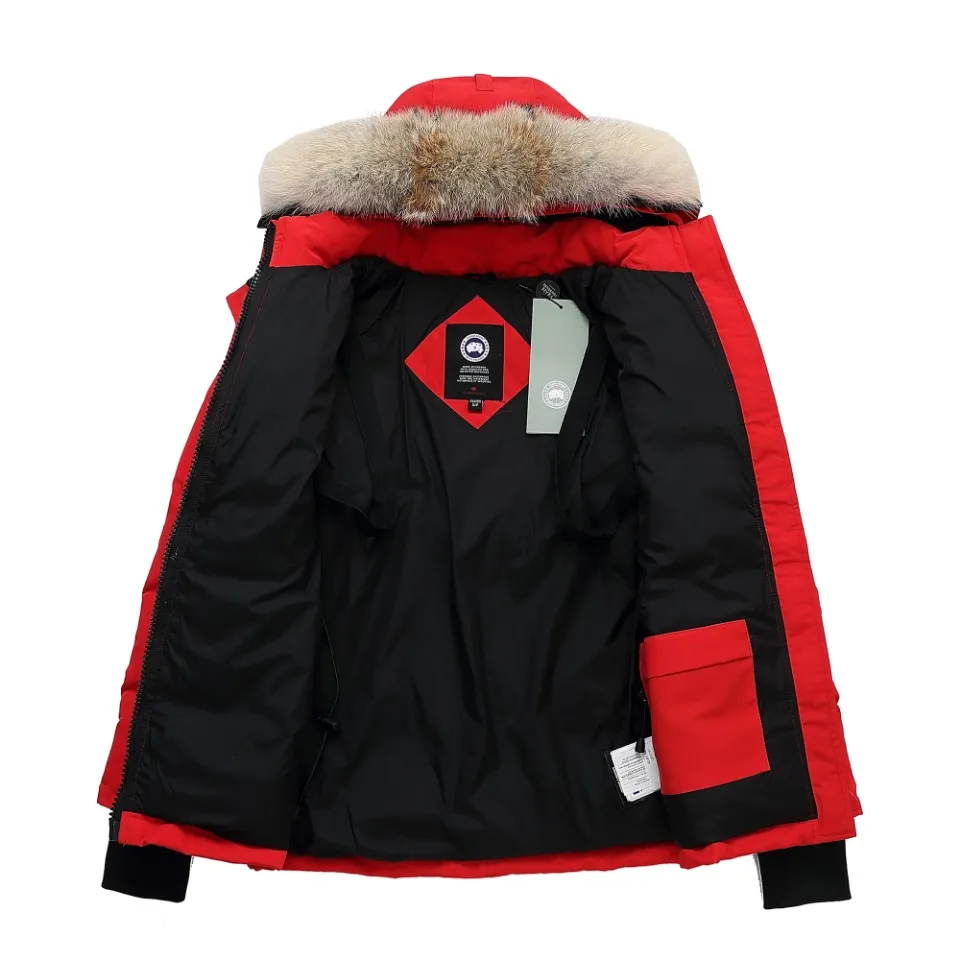 P840 Canada Goose Canada Goose #Expedition04 Parker, a treasure of Canadian origin! Limited supply worldwide! Canada Goose Model 04 is a top-notch couple model. The polar cold-proof outdoor series fur collar detachable hooded parka down jacket is the first Goose in 2024. I hope my partners will like it. Peak quality. I hope everyone can identify it together! The most popular cool items of the Big Goose family in 2024 are online. The same popular product of Yi Yang Qianxi is said to be a joint limited edition Big Goose that cannot be bought in autumn and winter. If you dislike the sameness of the Big Goose in the past, then this model will definitely give you a different experience! This year's most powerful couple's collection for autumn and winter is online, a top-notch luxurious ready-to-wear style, paired with an outdoor warm down jacket with great style and charm! The most standard and classic items of the Daye family in the past two years are equipped with unique reflective stripes for embellishment, which further shows the high-end fashion performance effect. With the embellishment of hardware buckles, it has excellent performance effect. The upper body is clean, simple and elegant, even for urban leisure. It is suitable for various occasions. Designed with large pockets, this model has a large capacity and is equipped with reflective stripes, making it safer at night. It is suitable for various adventure activities. It is made of windproof and waterproof technical materials. The interior is filled with full white duck down, which is absolutely cold-proof and warm. It also has a stand-up collar design and fine fluff at the collar, with meticulous attention to detail! The charm of this model is also more spiritual, and the upper body has more temperament and specifications. It perfectly shows the ultra-high standard of fashionable performance of this model, integrating outdoor and life, and you can even create high-street wear! The most pinnacle limited-edition goose that we have presented so far, both in terms of design and detailed materials, it is completely outstanding. The grand and evergreen version design is matched with cool reflective elements. The overall appearance can be said to be quite high, and it has that kind of powerful outdoor performance! It combines high-end casual attributes with high-street style. It is high-grade, domineering, warm, and beautiful. The visibility of the upper body is quite strong, and the configuration of the owl element is highly brand-recognizable. The overall brand performance and visual effects are fully enhanced, and it also has the high-end sense of fashion and fashionable performance. It is a must-buy product because this is the most awesome down brand on the earth and one of Canada's three national treasure brands. It is also a very sentimental down luxury brand. In the field of polar cold-proof clothing, goose has made an irreplaceable contribution.. SIZE: XS S M L XL XXL Color: black, off-white, red, navy blue, gray